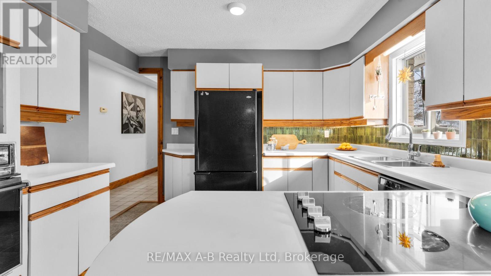 184 Henry Street, West Perth (Mitchell), ON - Indoor Photo Showing Kitchen With Double Sink