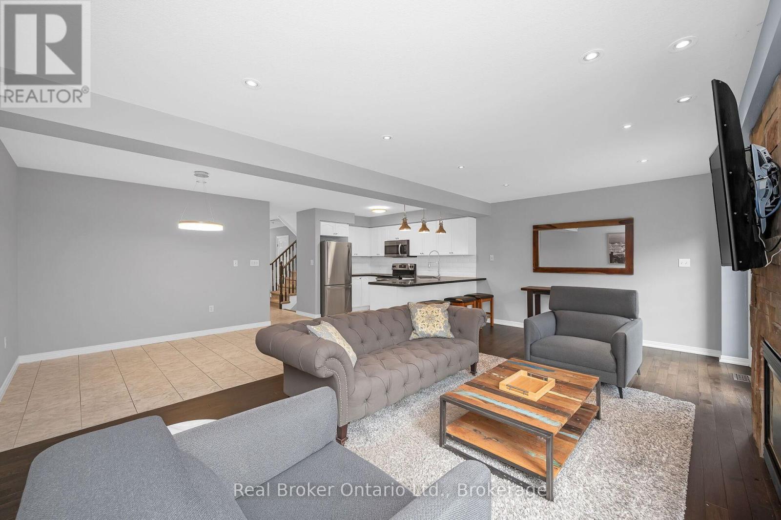 23 Bellflower Boulevard, Hamilton, ON - Indoor Photo Showing Living Room