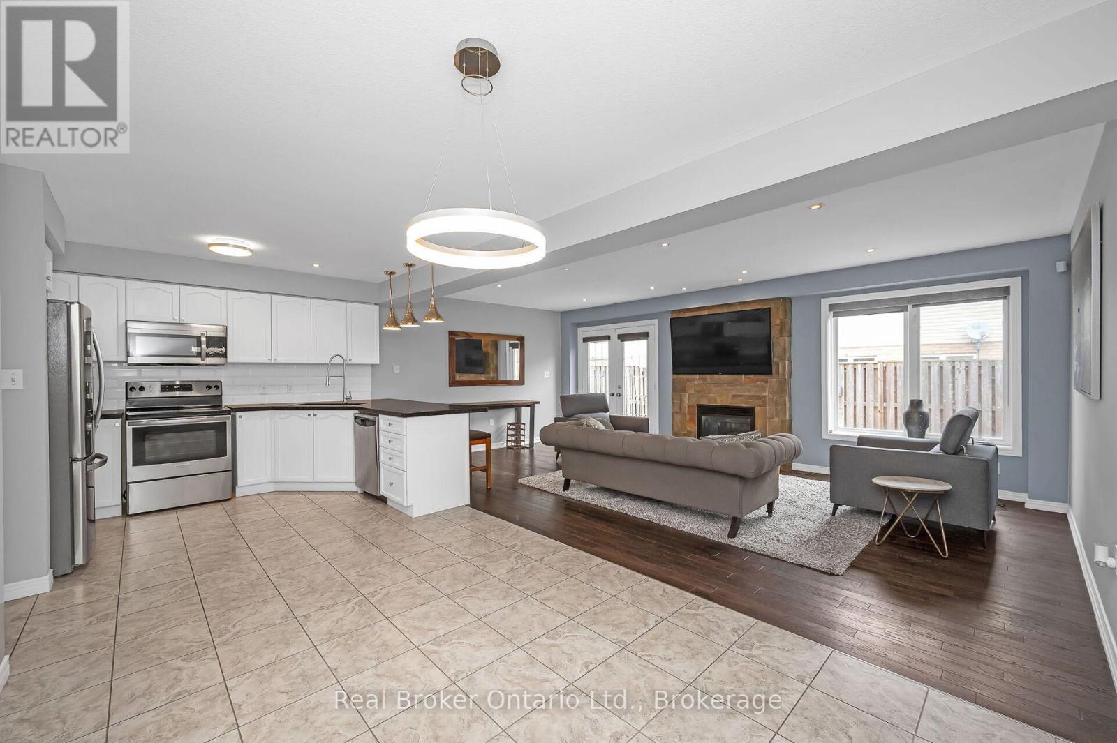 23 Bellflower Boulevard, Hamilton, ON - Indoor Photo Showing Other Room