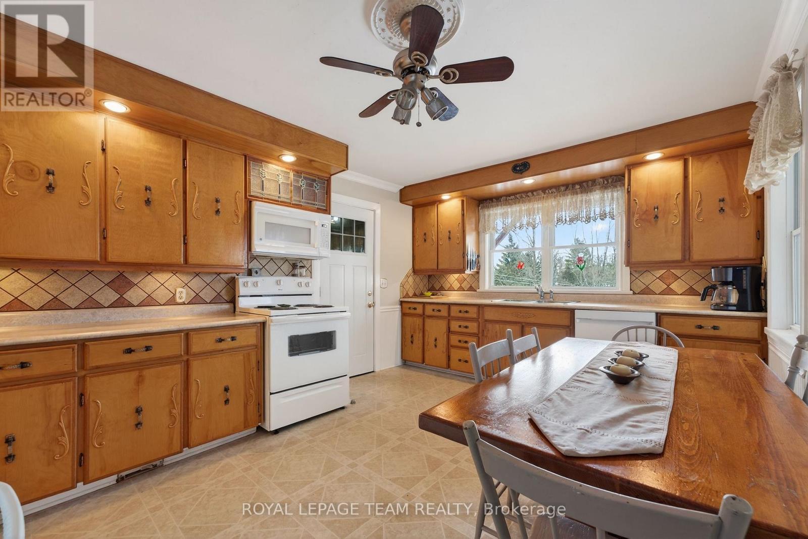 2377 Ramsay Con 7B Avenue S, Mississippi Mills, ON - Indoor Photo Showing Kitchen