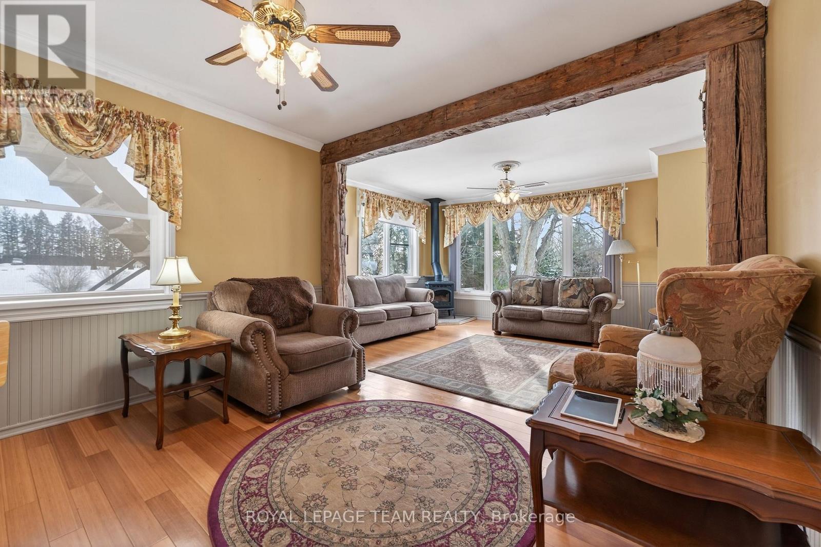 2377 Ramsay Con 7B Avenue S, Mississippi Mills, ON - Indoor Photo Showing Living Room