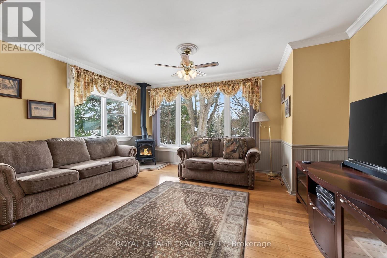 2377 Ramsay Con 7B Avenue S, Mississippi Mills, ON - Indoor Photo Showing Living Room