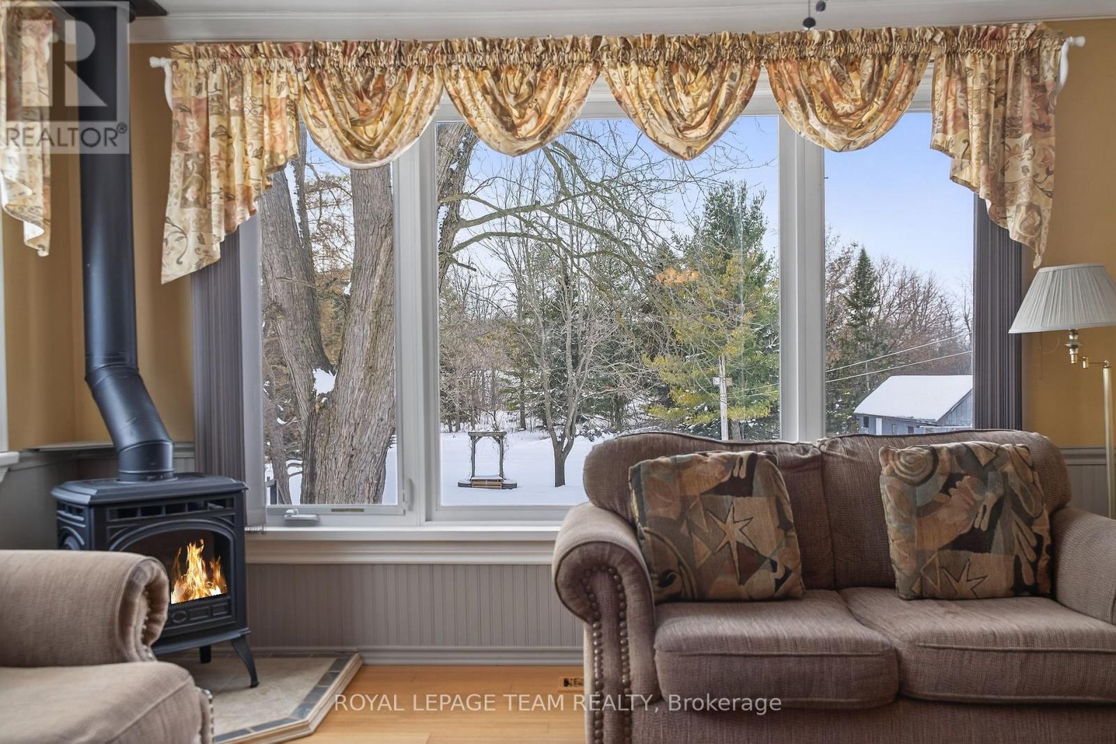 2377 Ramsay Con 7B Avenue S, Mississippi Mills, ON - Indoor Photo Showing Living Room