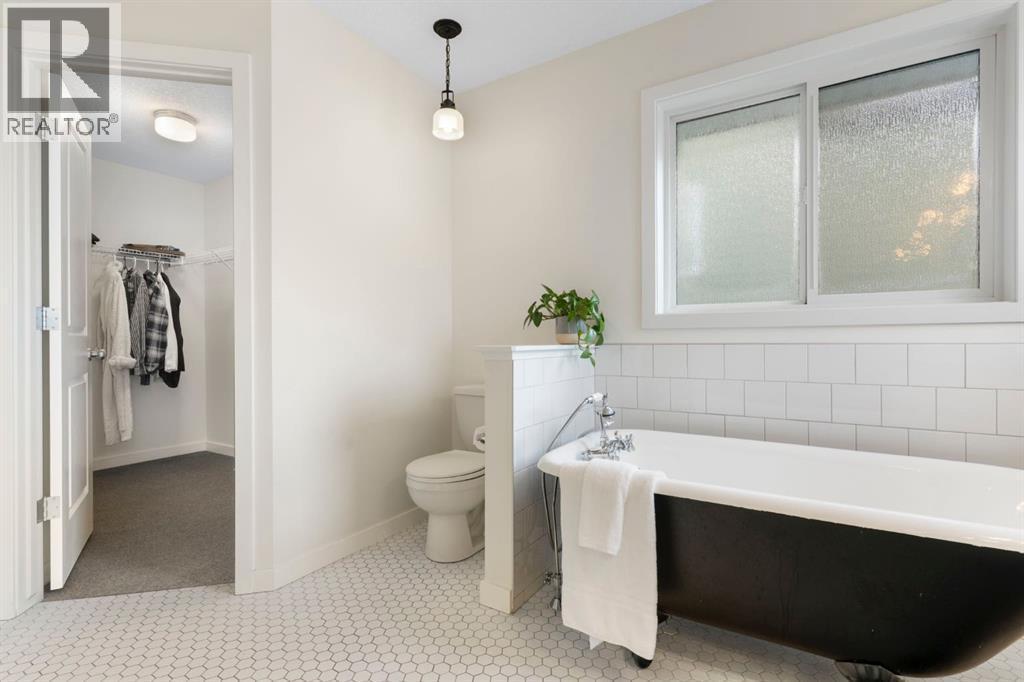 196 Jumping Pound Terrace, Cochrane, AB - Indoor Photo Showing Bathroom