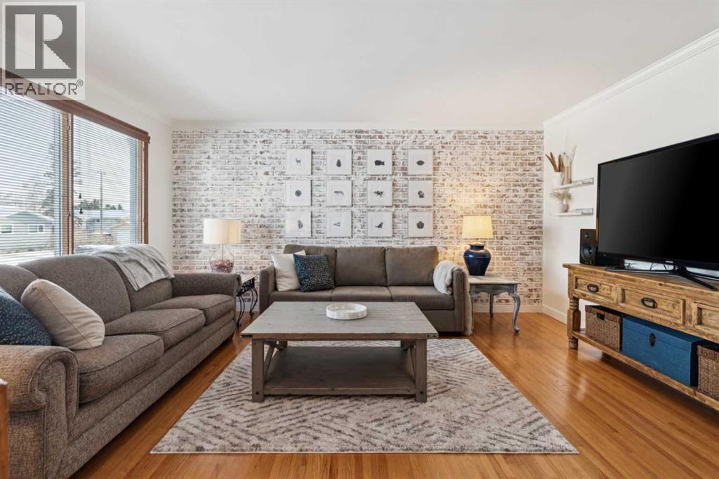8603 Ashworth Road Se, Calgary, AB - Indoor Photo Showing Living Room