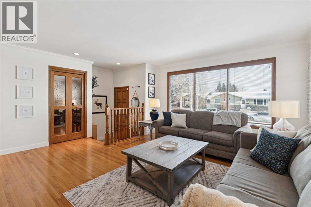 8603 Ashworth Road Se, Calgary, AB - Indoor Photo Showing Living Room