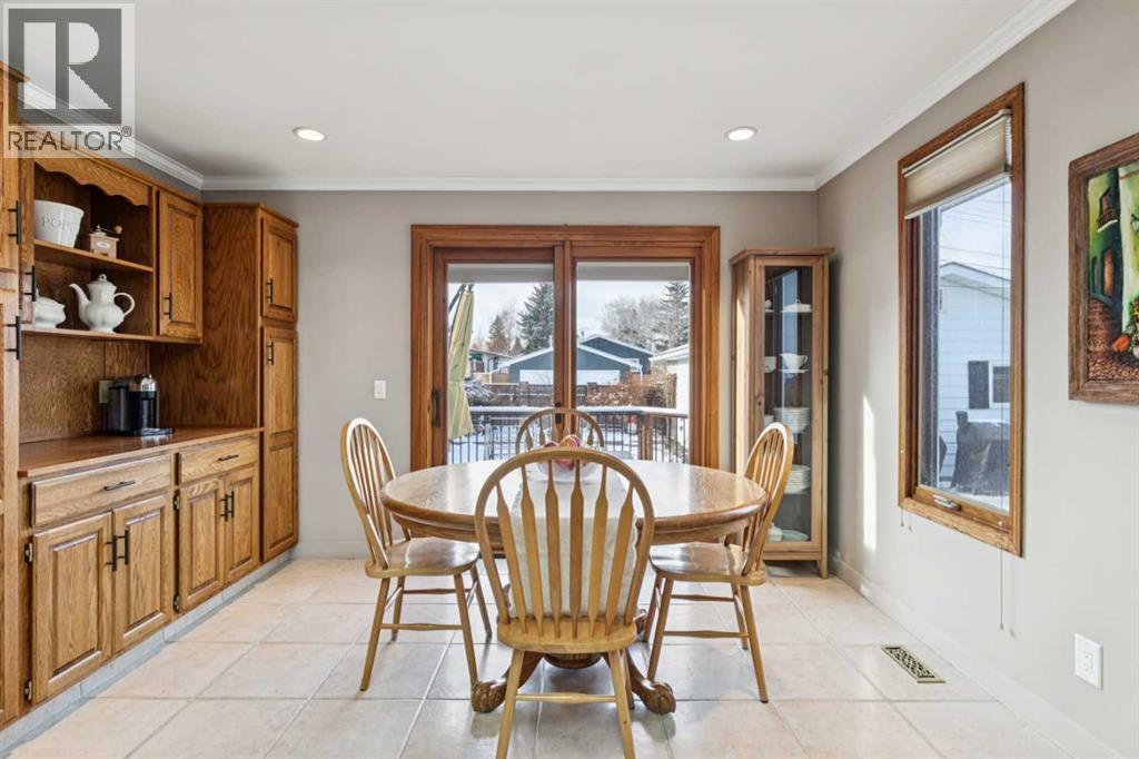 8603 Ashworth Road Se, Calgary, AB - Indoor Photo Showing Dining Room