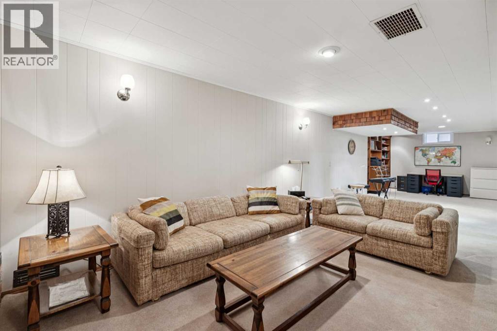 8603 Ashworth Road Se, Calgary, AB - Indoor Photo Showing Living Room