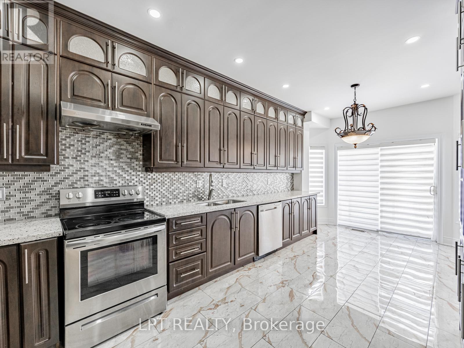 7 Homeview Road, Brampton, ON - Indoor Photo Showing Kitchen With Stainless Steel Kitchen With Upgraded Kitchen