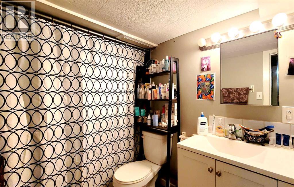 5418 37 Street, Red Deer, AB - Indoor Photo Showing Bathroom