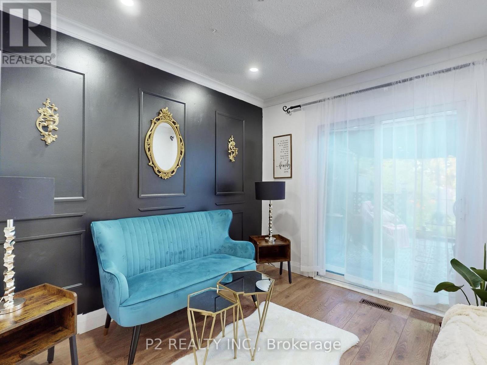 411 Rosedale Drive, Whitby, ON - Indoor Photo Showing Living Room
