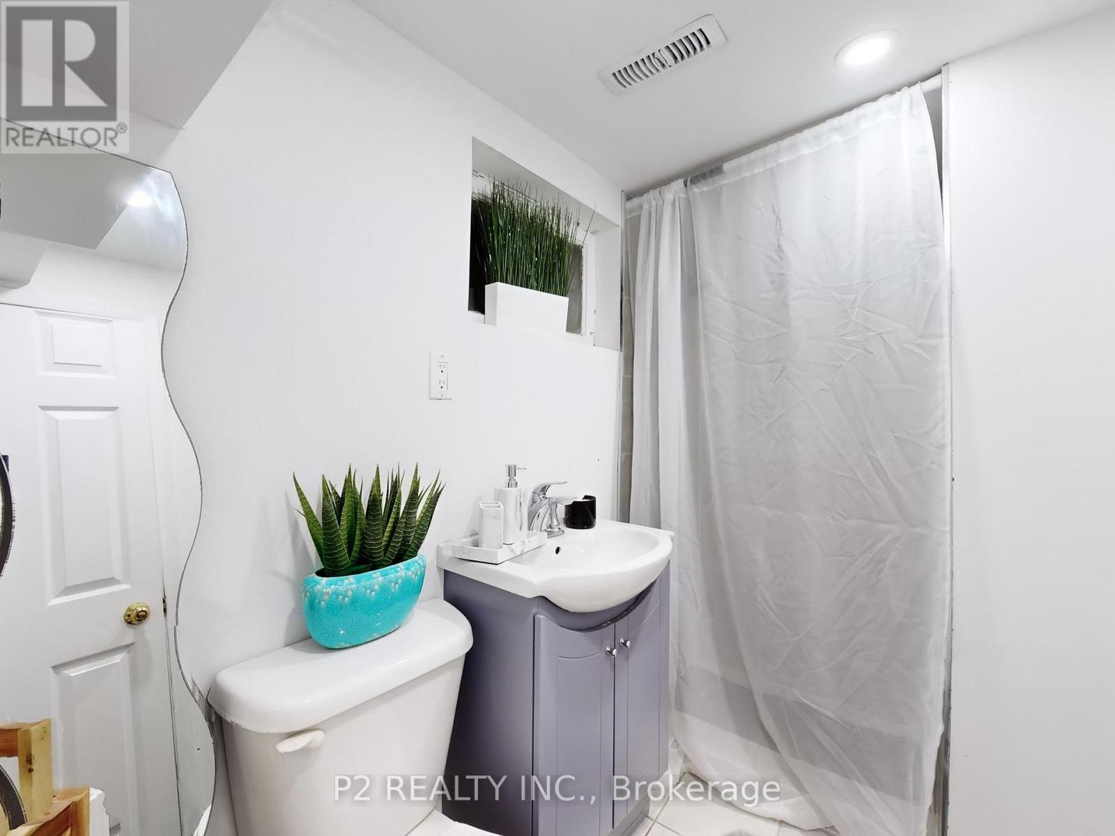 411 Rosedale Drive, Whitby, ON - Indoor Photo Showing Bathroom