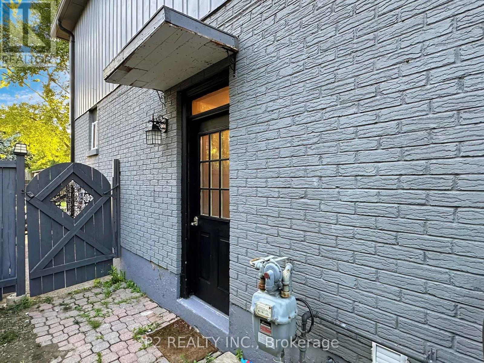 411 Rosedale Drive, Whitby, ON - Outdoor