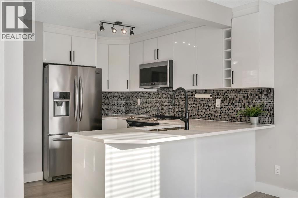 17 Mckernan Road Se, Calgary, AB - Indoor Photo Showing Kitchen With Upgraded Kitchen