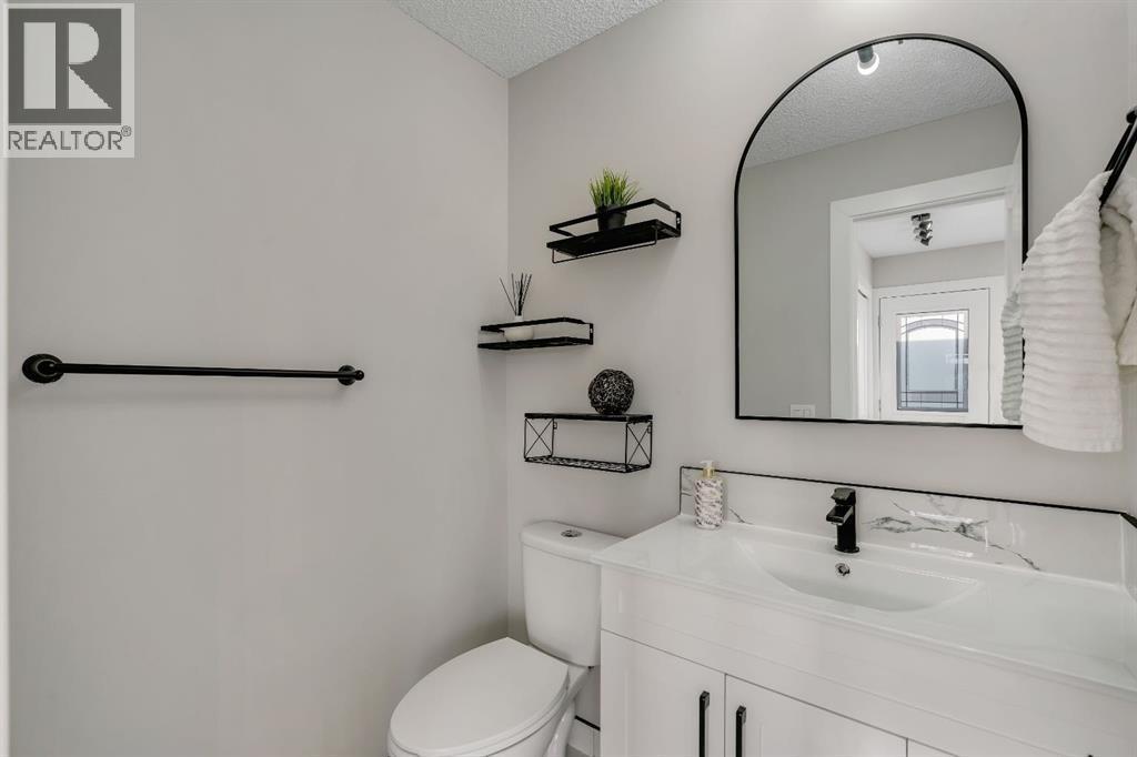 Main floor 2 piece bath - 17 Mckernan Road Se, Calgary, AB - Indoor Photo Showing Bathroom