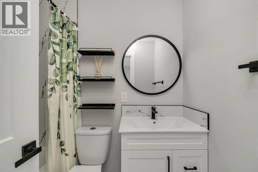 Ensuite - 17 Mckernan Road Se, Calgary, AB - Indoor Photo Showing Bathroom