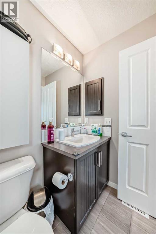 656 Copperpond Boulevard Se, Calgary, AB - Indoor Photo Showing Bathroom