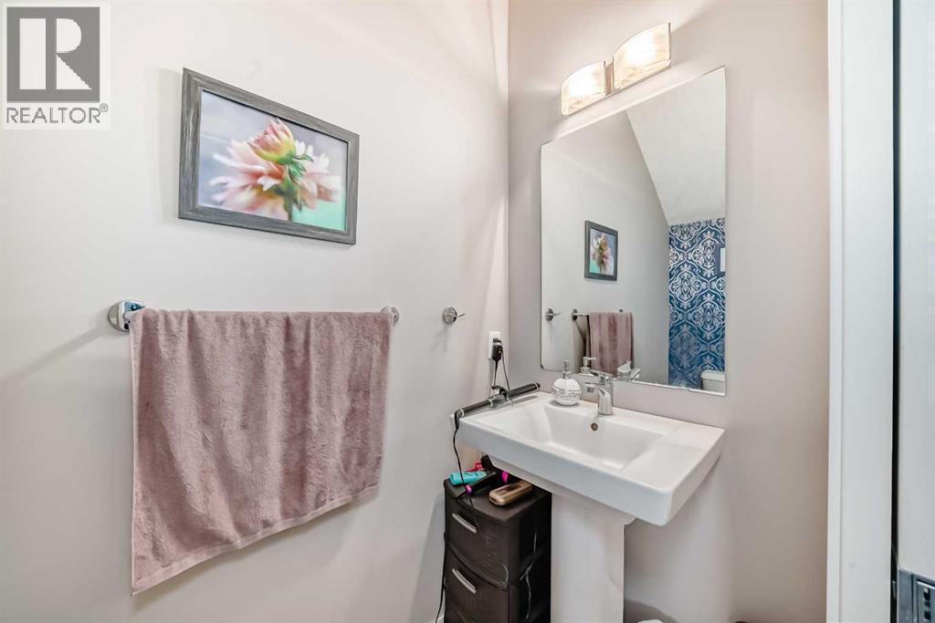 656 Copperpond Boulevard Se, Calgary, AB - Indoor Photo Showing Bathroom