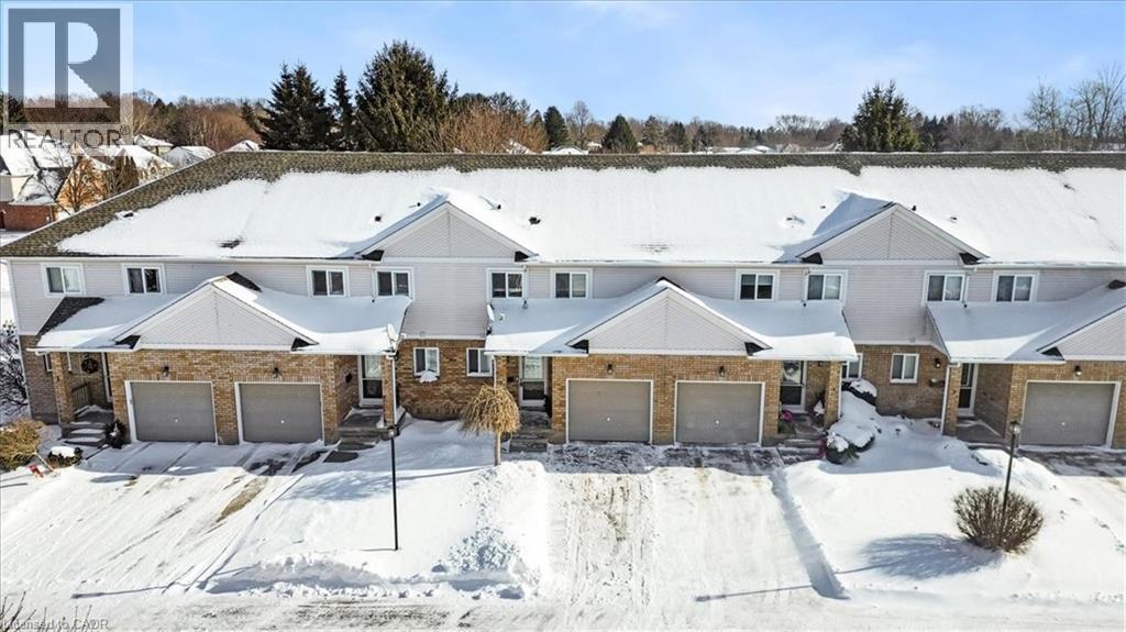 View of front of home featuring brick siding and a garage - 25 Meadowvale Drive Unit# 3, Fonthill, ON - Outdoor With Facade