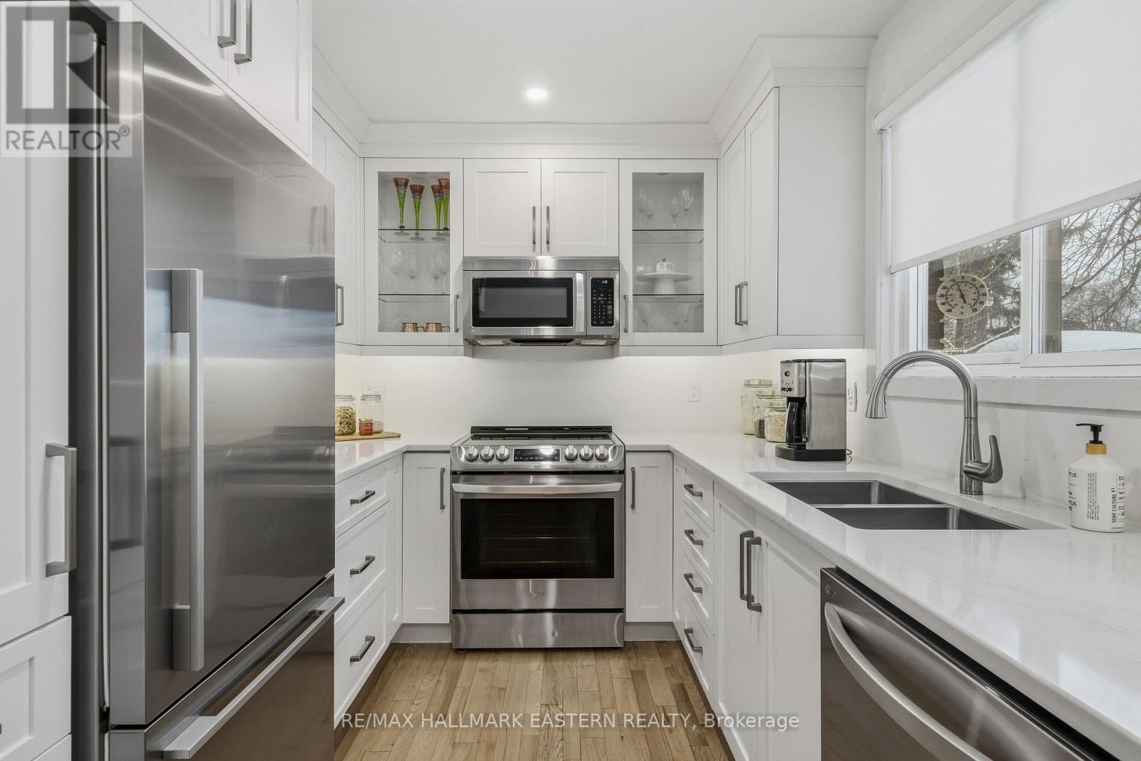 Built in appliances - 1601 Rocklands Road, Peterborough (Monaghan Ward 2), ON - Indoor Photo Showing Kitchen With Double Sink With Upgraded Kitchen
