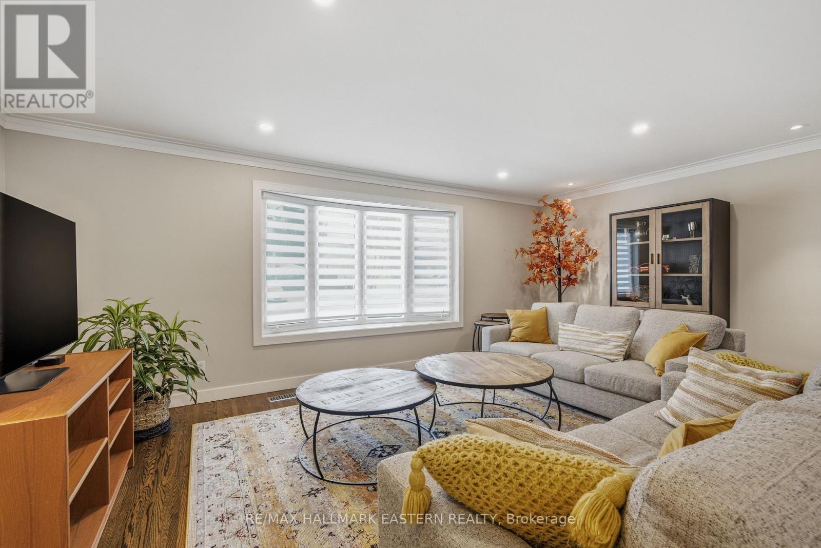 Large family room - 1601 Rocklands Road, Peterborough (Monaghan Ward 2), ON - Indoor Photo Showing Living Room