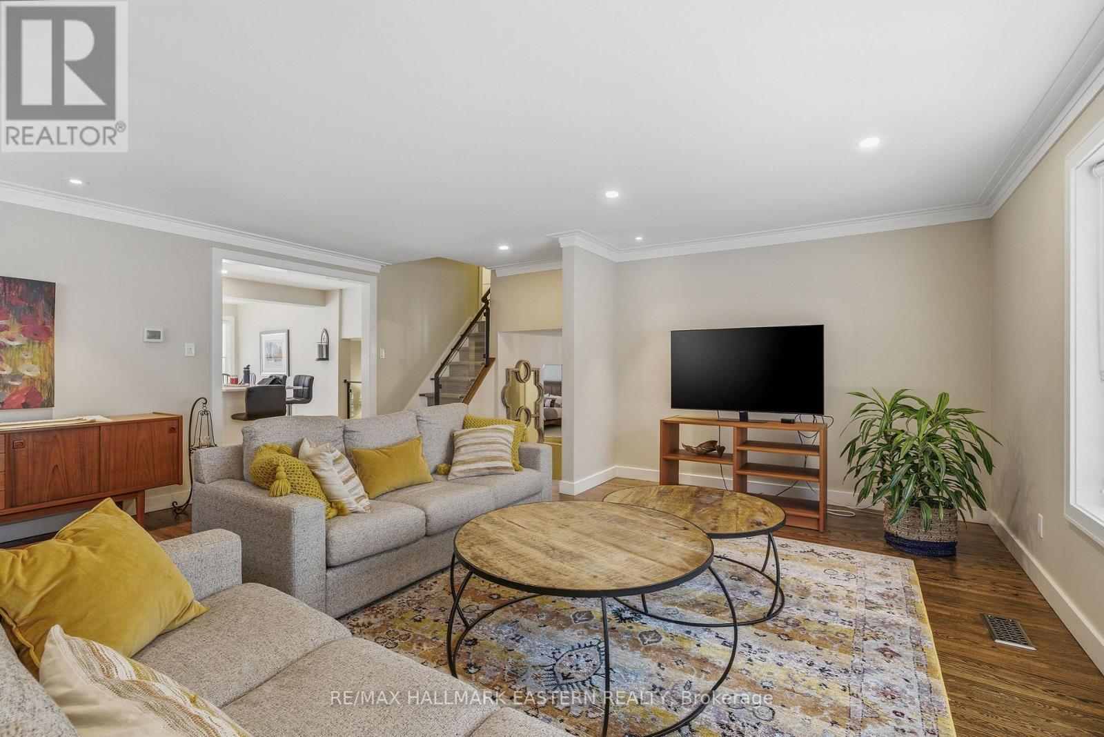 Plenty of room - 1601 Rocklands Road, Peterborough (Monaghan Ward 2), ON - Indoor Photo Showing Living Room