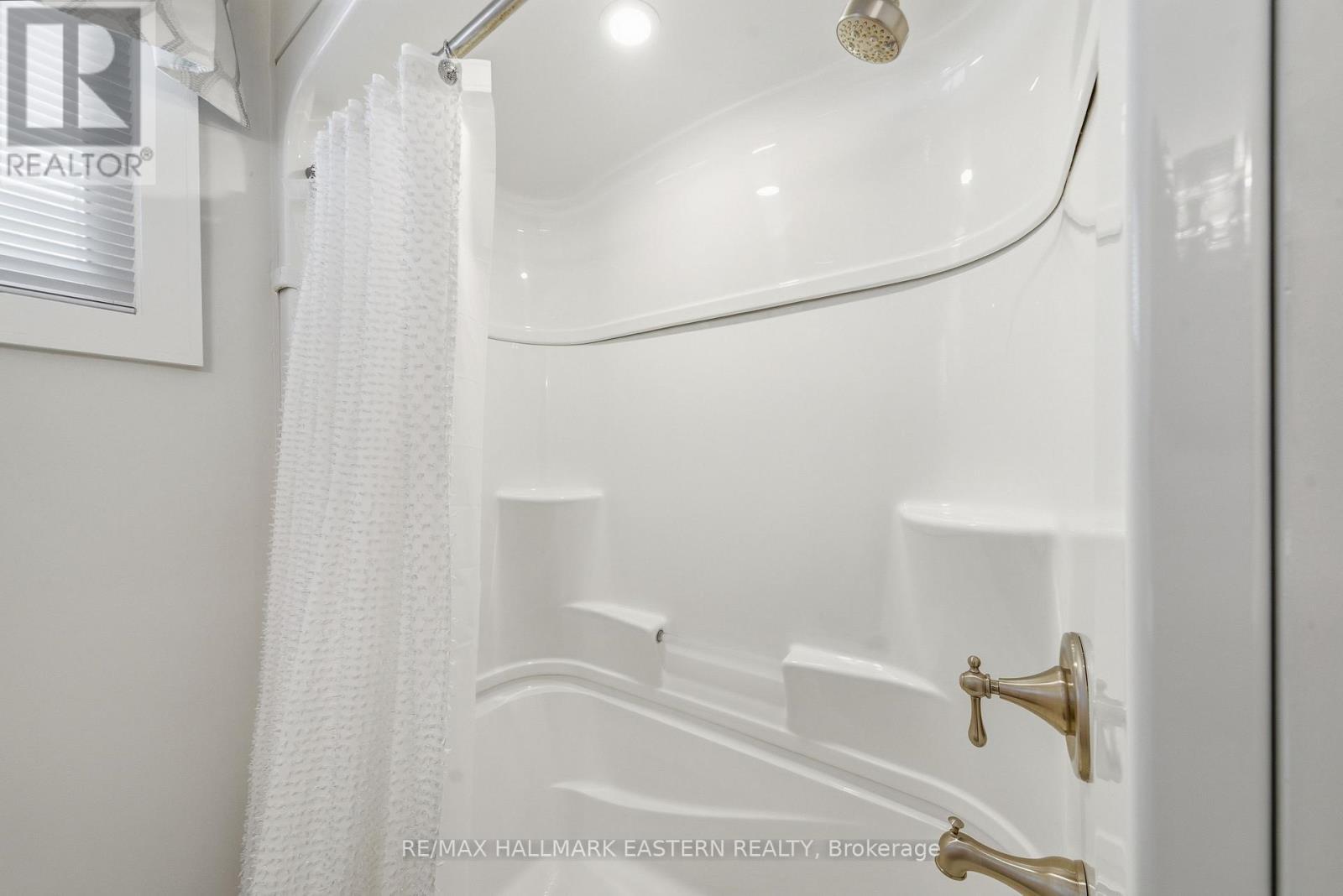 4 pc - 1601 Rocklands Road, Peterborough (Monaghan Ward 2), ON - Indoor Photo Showing Bathroom