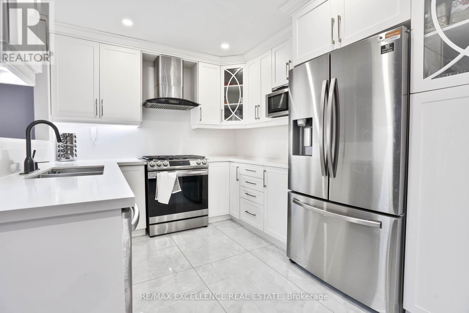 159 Cordgrass Crescent, Brampton, ON - Indoor Photo Showing Kitchen With Double Sink With Upgraded Kitchen