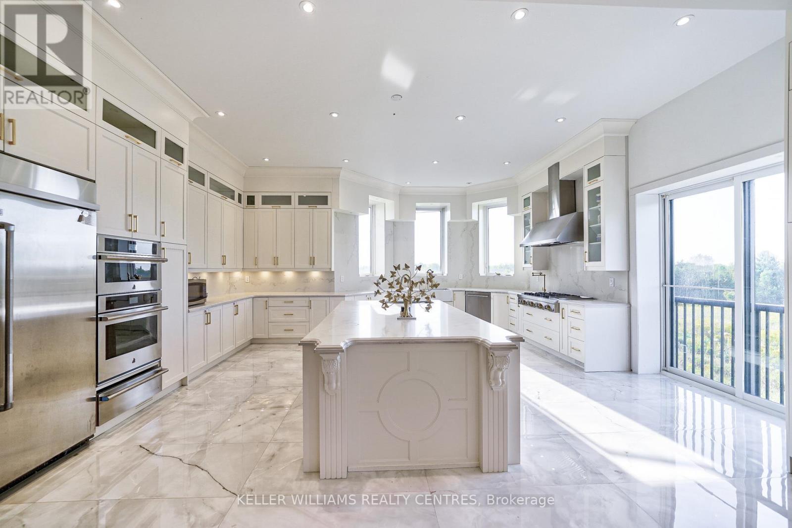 6196 Ravenshoe Road, Georgina, ON - Indoor Photo Showing Kitchen With Upgraded Kitchen
