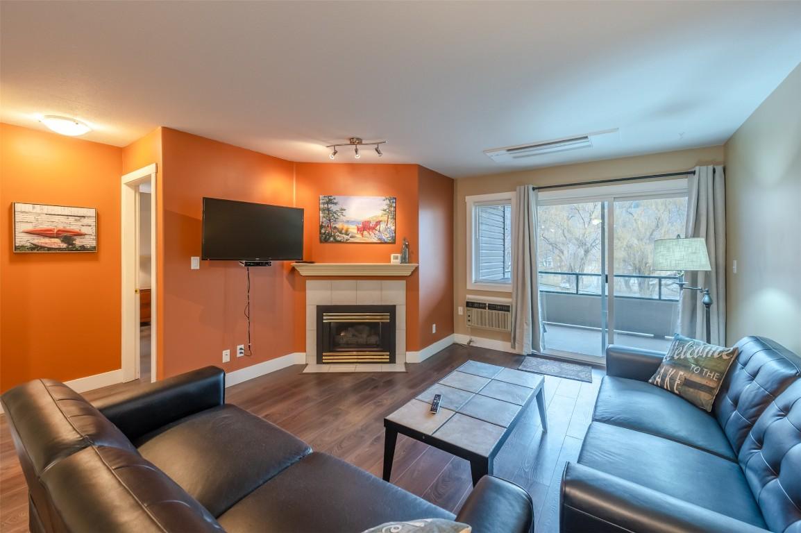 309-640 Main Street, Okanagan Falls, BC - Indoor Photo Showing Living Room With Fireplace
