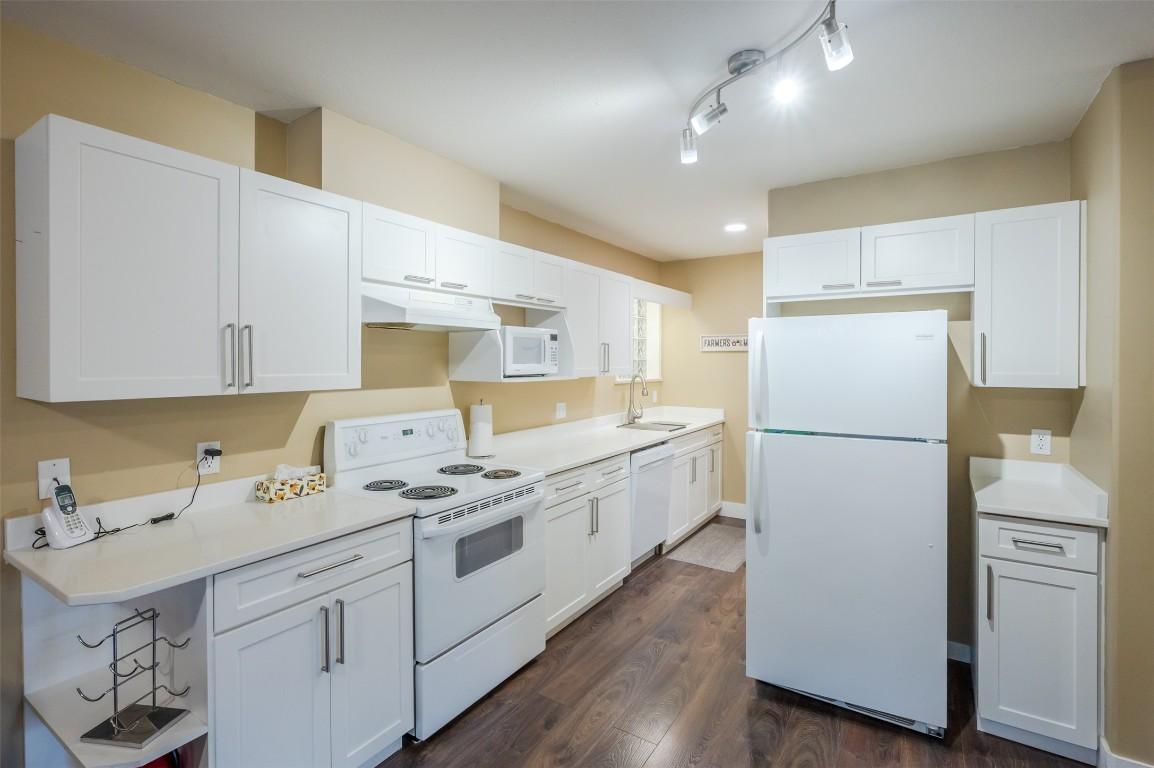 309-640 Main Street, Okanagan Falls, BC - Indoor Photo Showing Kitchen