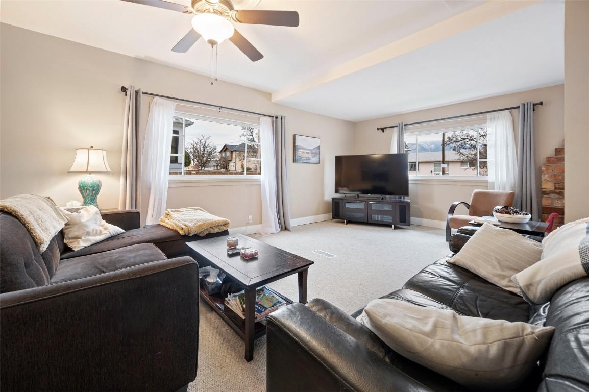 600 Braid Street, Penticton, BC - Indoor Photo Showing Living Room