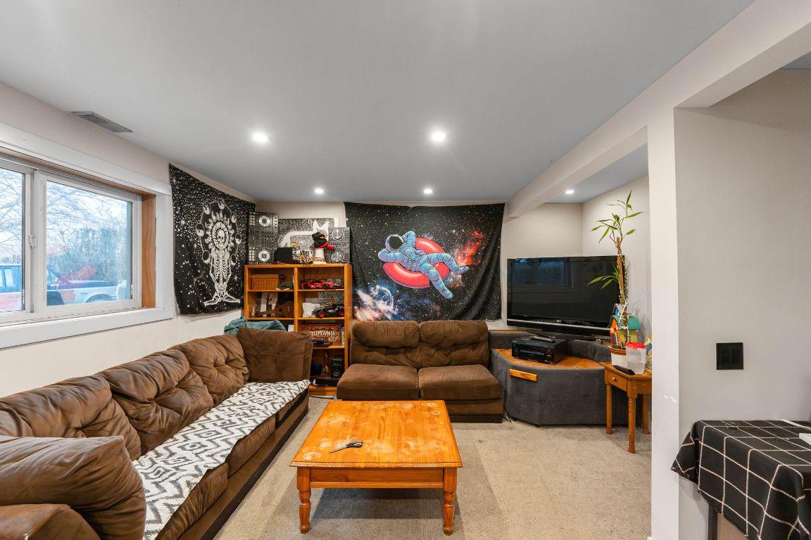 9391 Glenmore Road, Lake Country, BC - Indoor Photo Showing Living Room