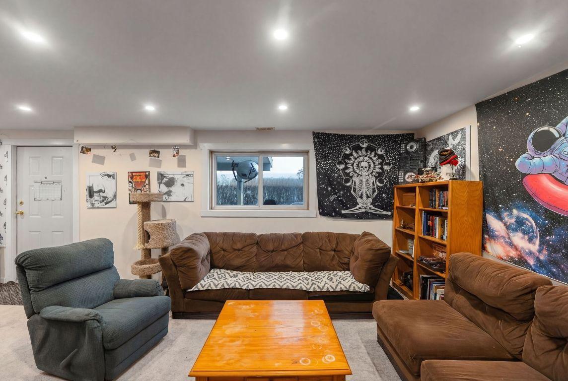9391 Glenmore Road, Lake Country, BC - Indoor Photo Showing Living Room
