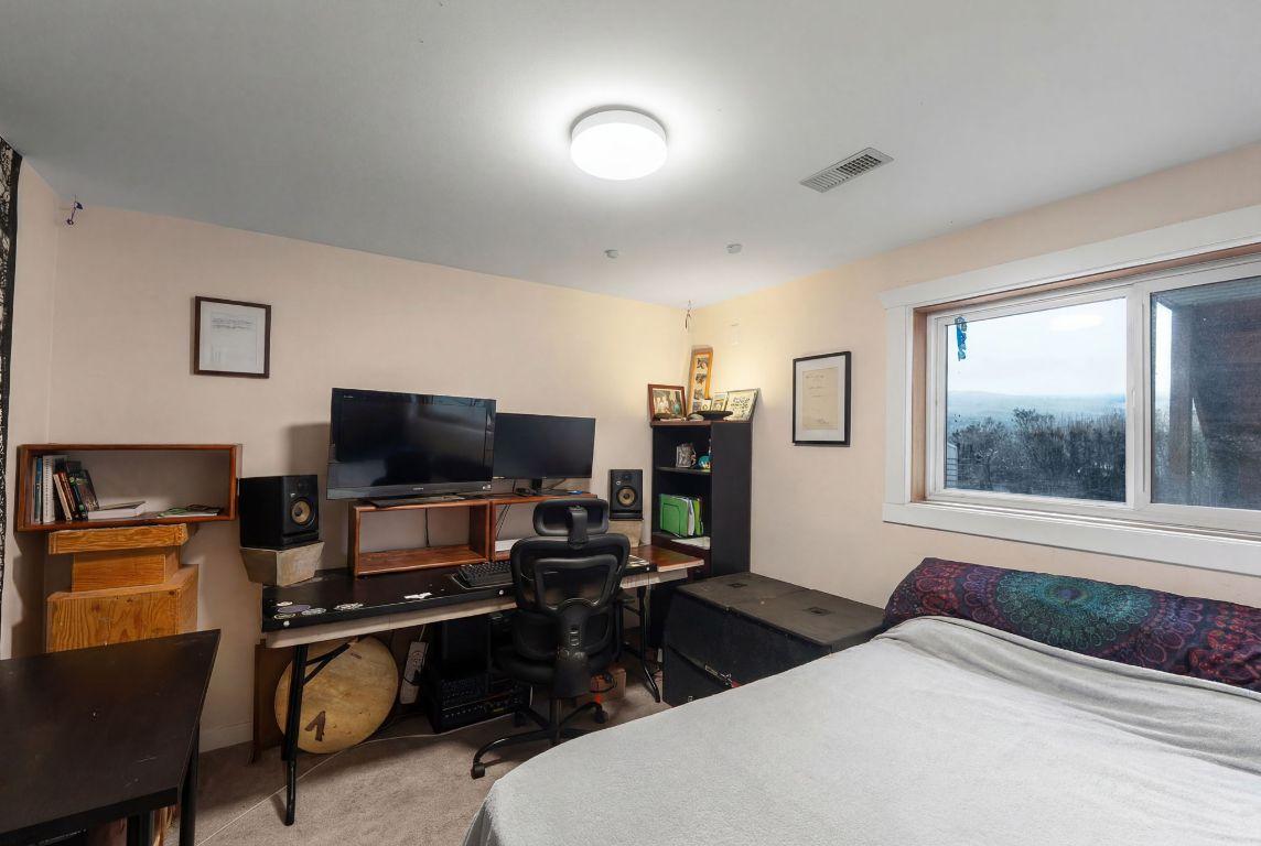 9391 Glenmore Road, Lake Country, BC - Indoor Photo Showing Bedroom