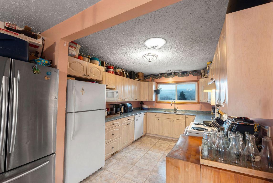 9391 Glenmore Road, Lake Country, BC - Indoor Photo Showing Kitchen With Double Sink