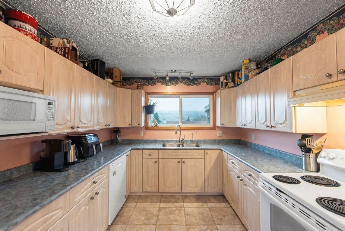 9391 Glenmore Road, Lake Country, BC - Indoor Photo Showing Kitchen With Double Sink