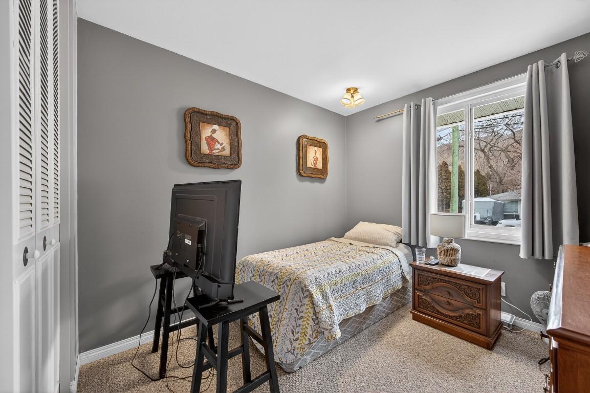 2331 Briarwood Avenue, Kamloops, BC - Indoor Photo Showing Bedroom