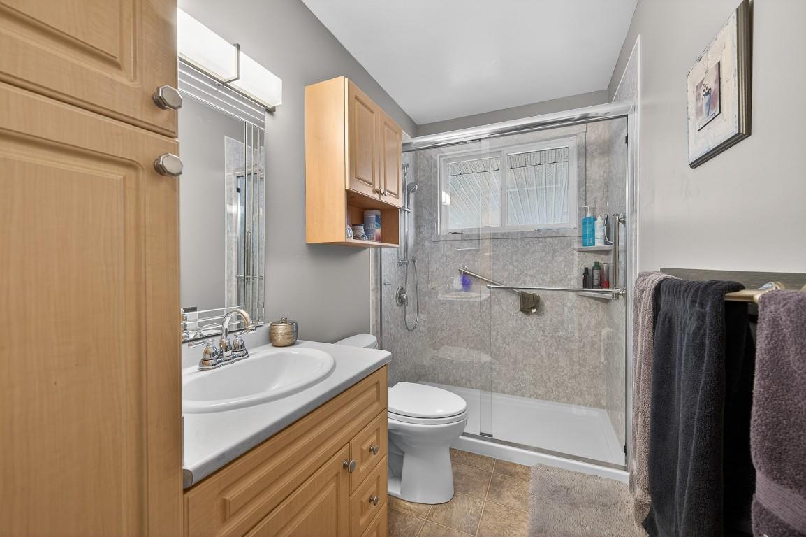 2331 Briarwood Avenue, Kamloops, BC - Indoor Photo Showing Bathroom
