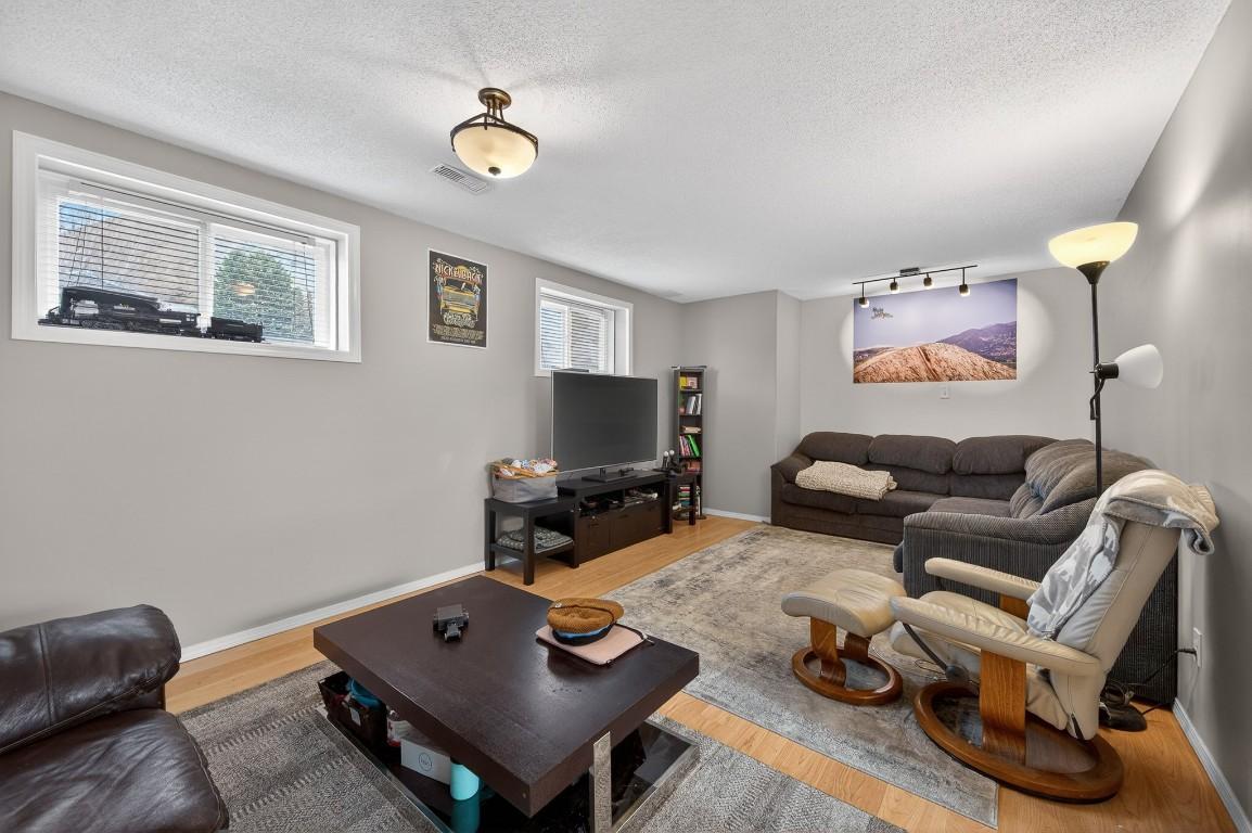 2331 Briarwood Avenue, Kamloops, BC - Indoor Photo Showing Living Room