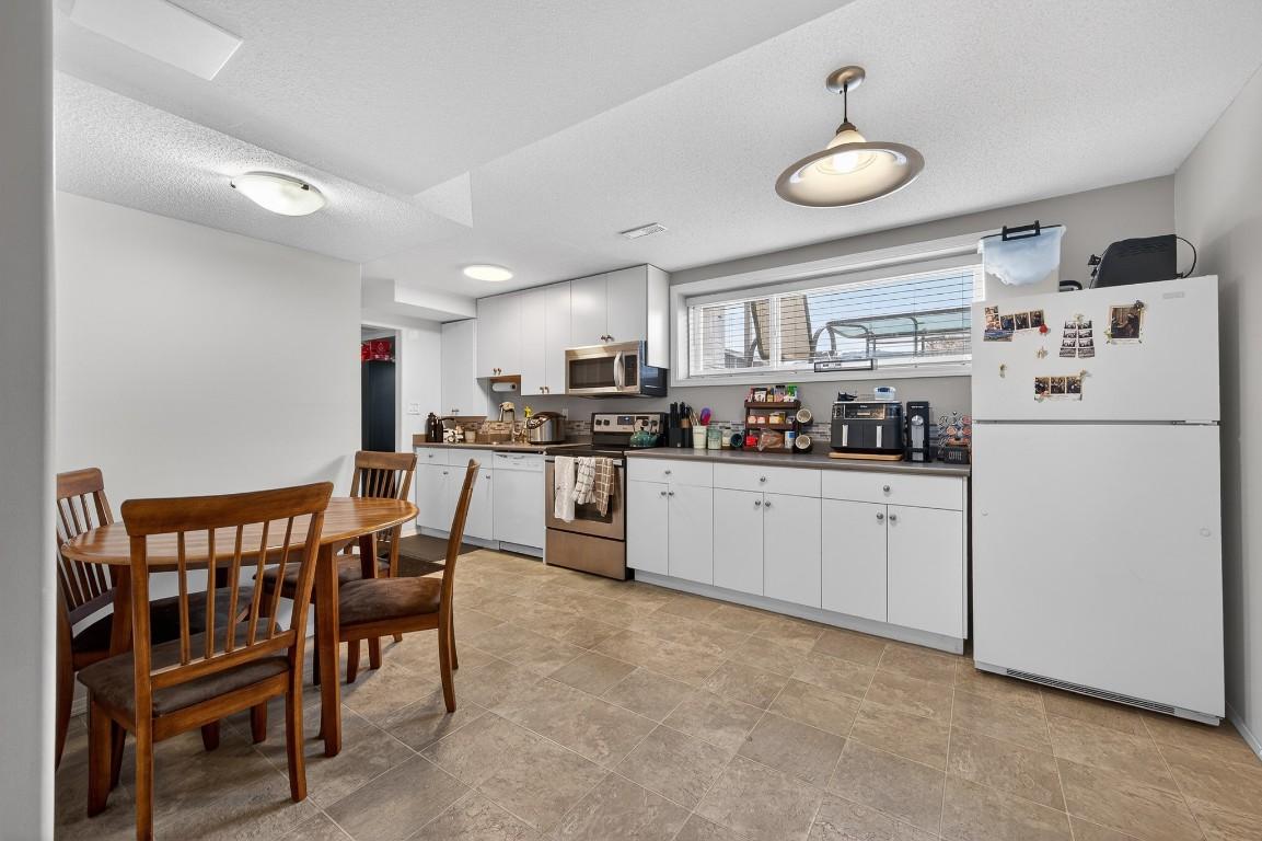 2331 Briarwood Avenue, Kamloops, BC - Indoor Photo Showing Kitchen