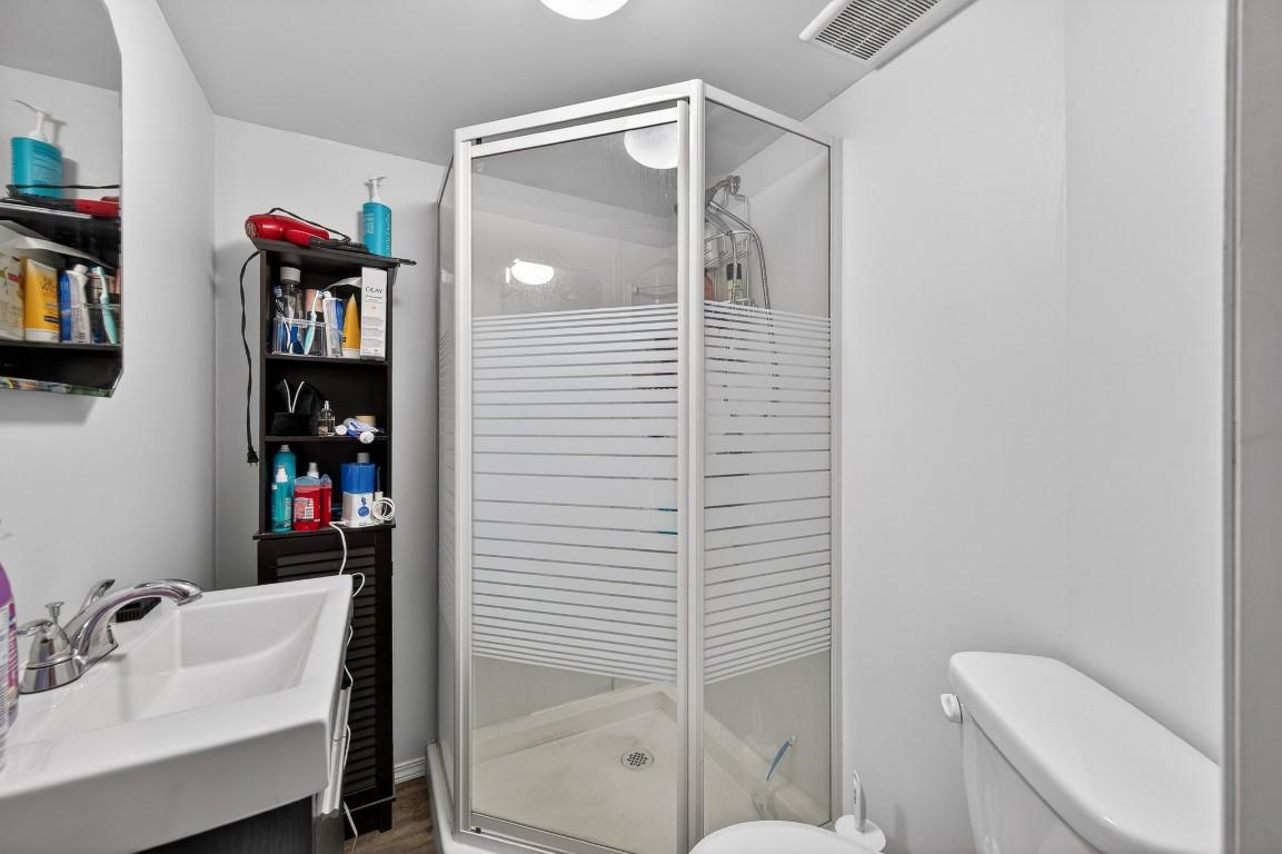 2331 Briarwood Avenue, Kamloops, BC - Indoor Photo Showing Bathroom