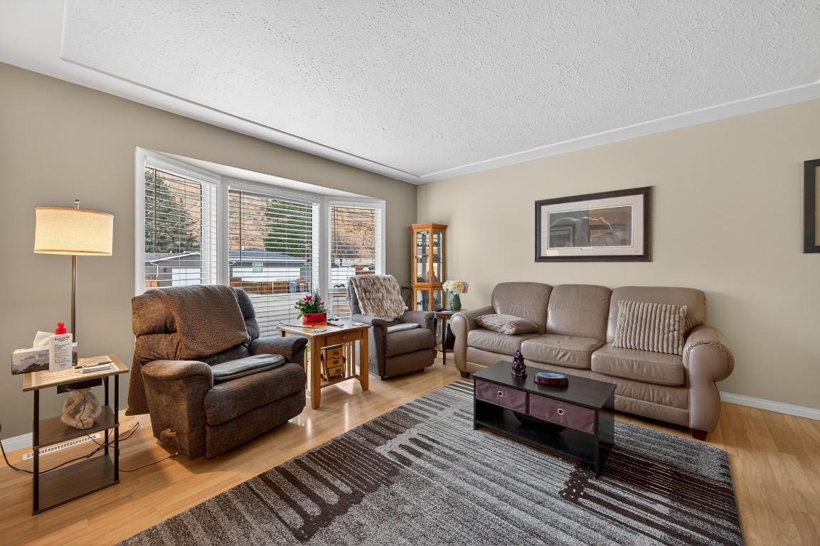 2331 Briarwood Avenue, Kamloops, BC - Indoor Photo Showing Living Room