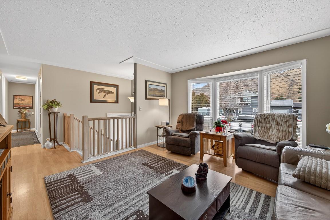 2331 Briarwood Avenue, Kamloops, BC - Indoor Photo Showing Living Room