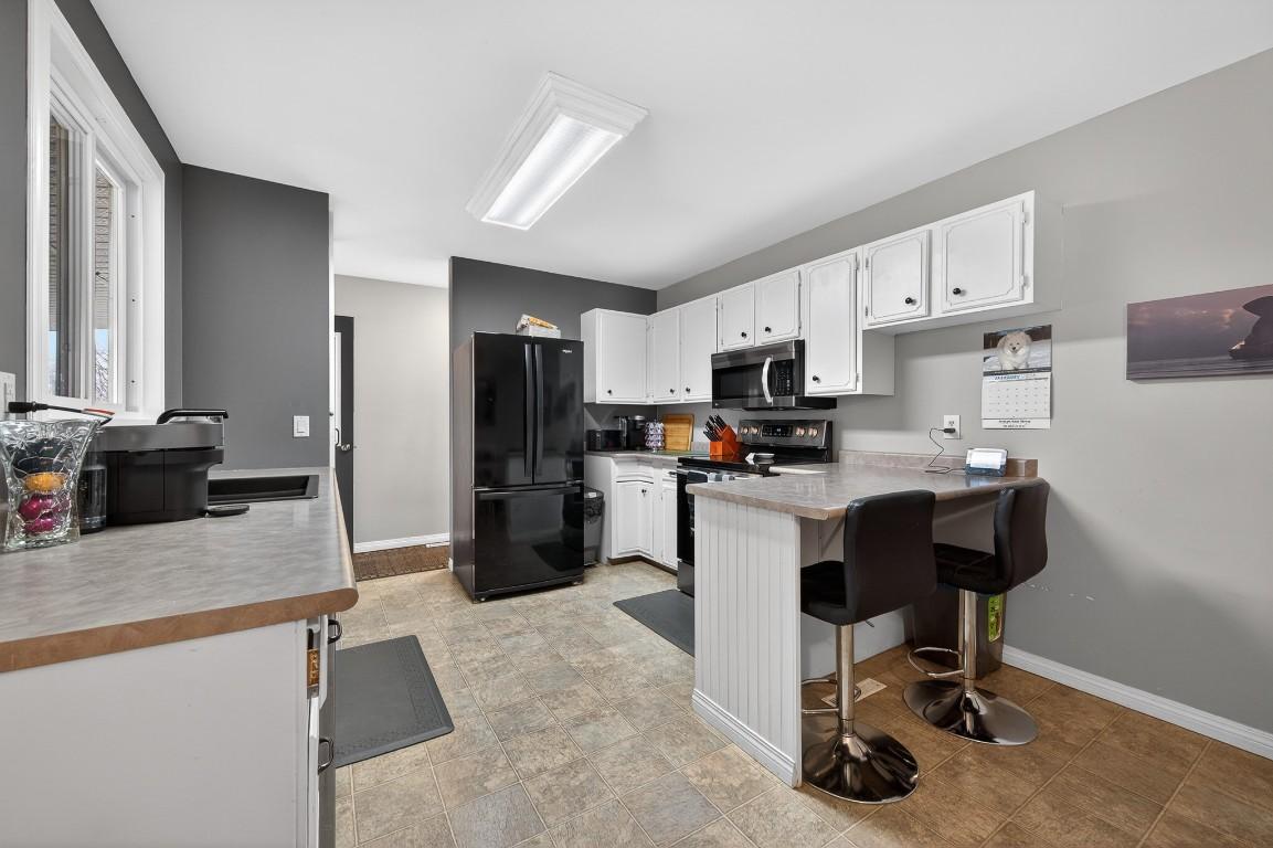 2331 Briarwood Avenue, Kamloops, BC - Indoor Photo Showing Kitchen