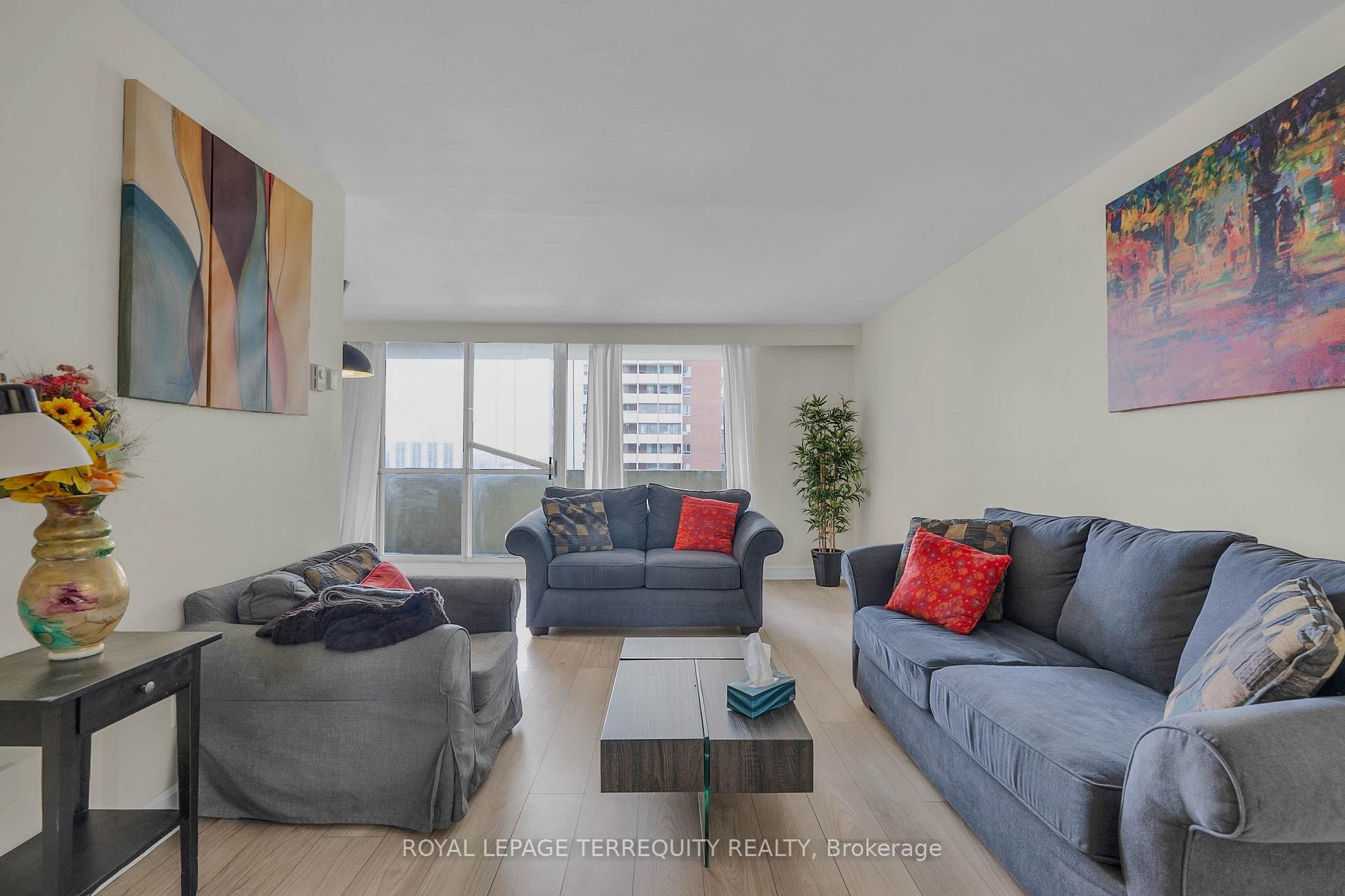 1703-1 Massey Square, Toronto, ON - Indoor Photo Showing Living Room