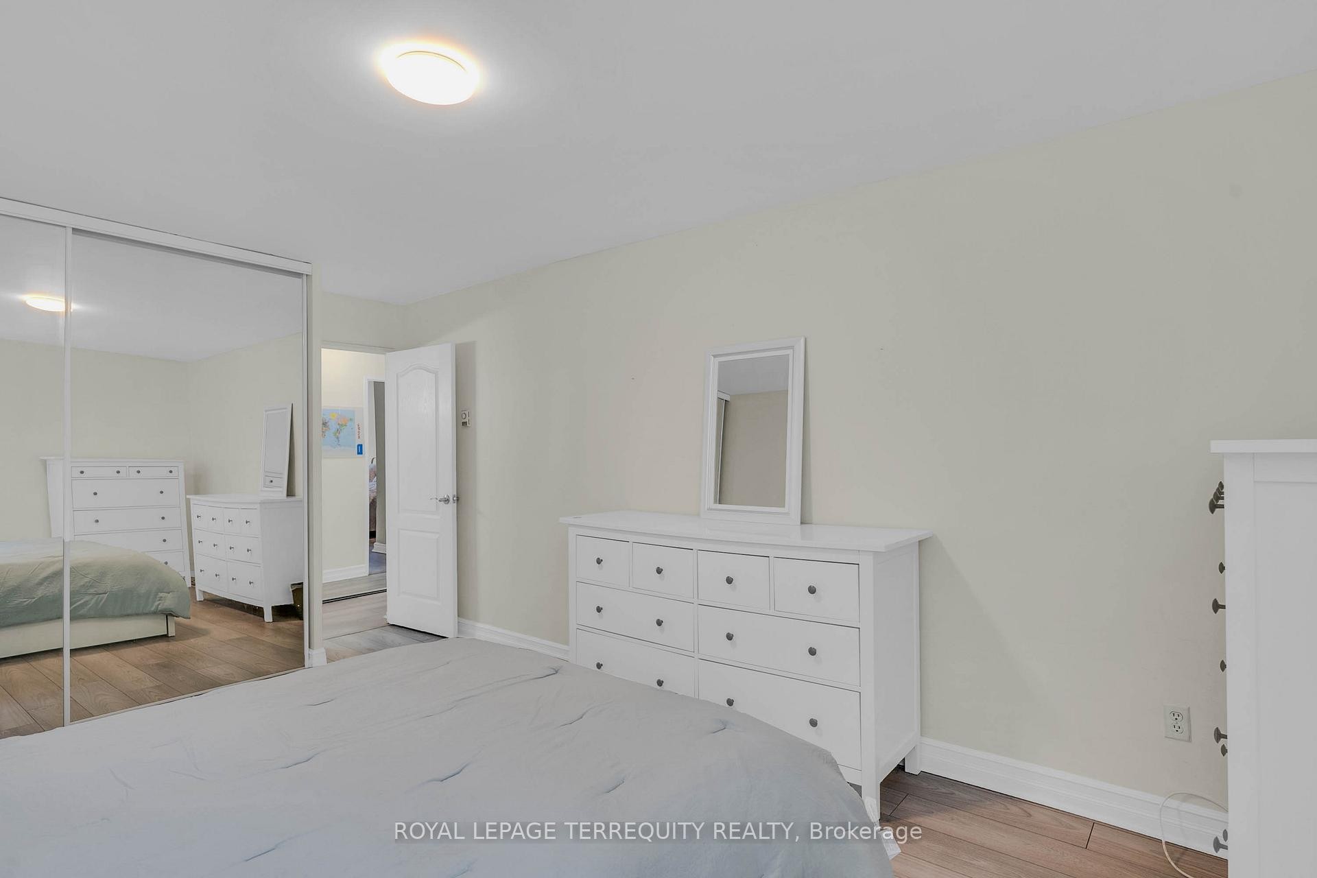 1703-1 Massey Square, Toronto, ON - Indoor Photo Showing Bedroom