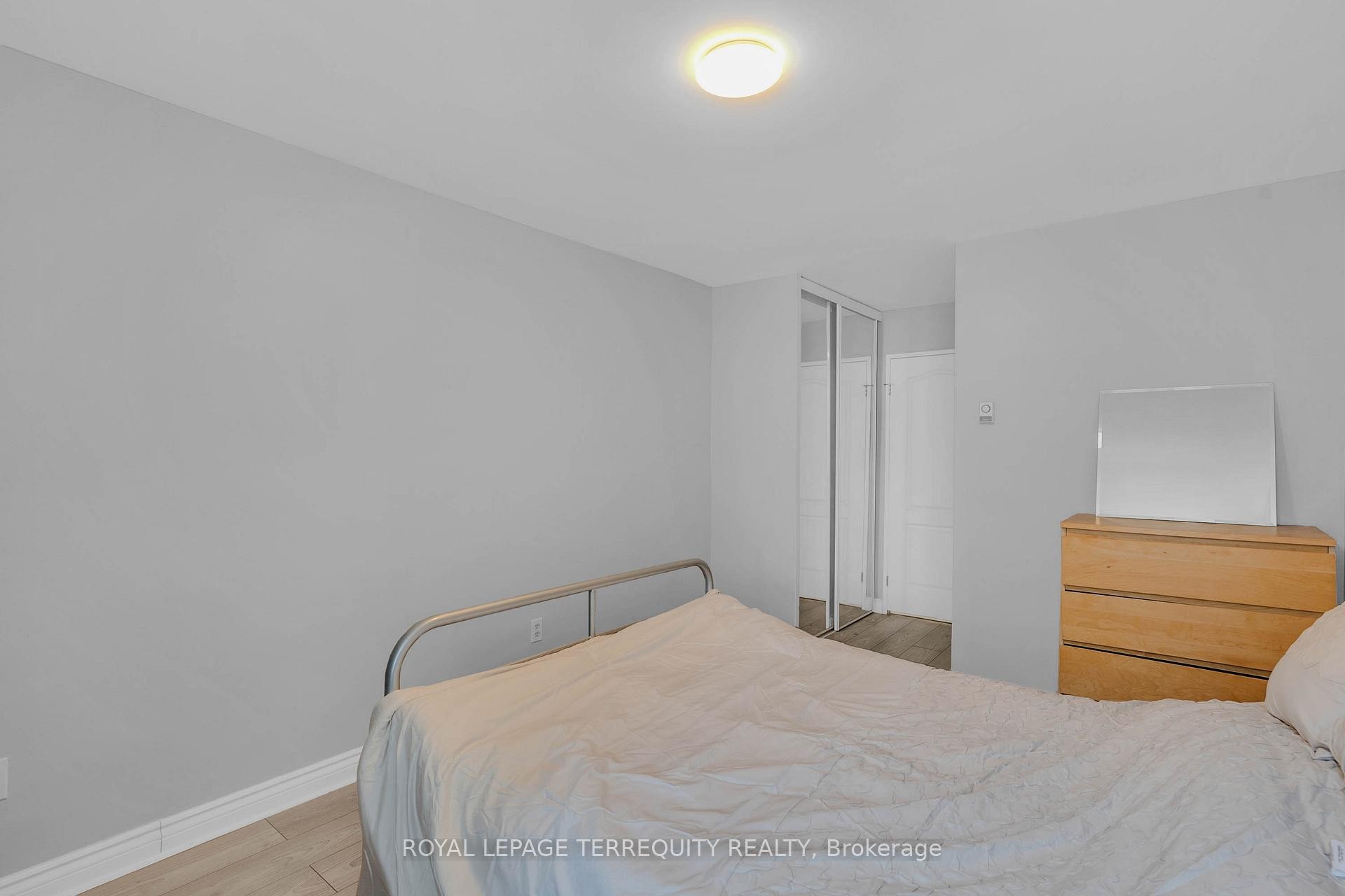 1703-1 Massey Square, Toronto, ON - Indoor Photo Showing Bedroom