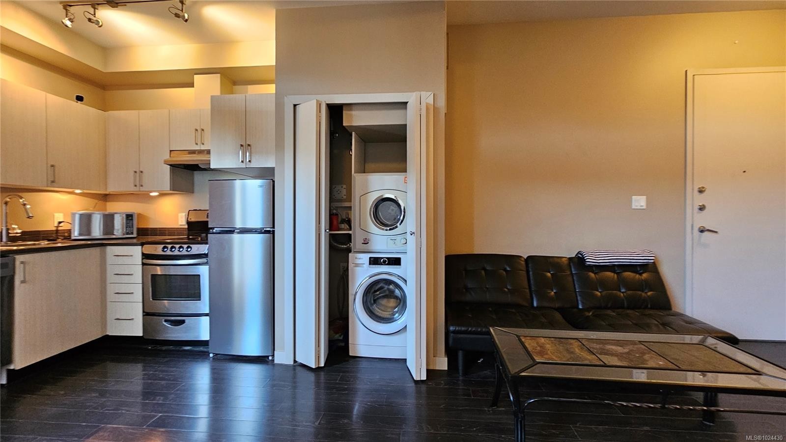 305-1121 Fort St, Victoria, BC - Indoor Photo Showing Kitchen