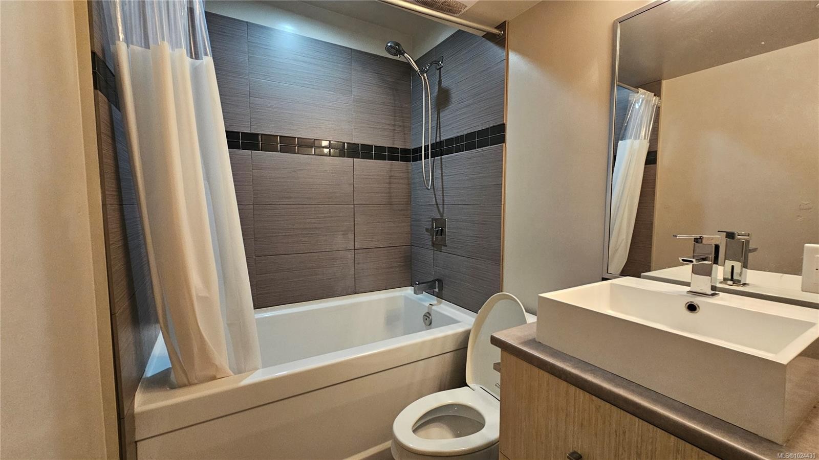 305-1121 Fort St, Victoria, BC - Indoor Photo Showing Bathroom